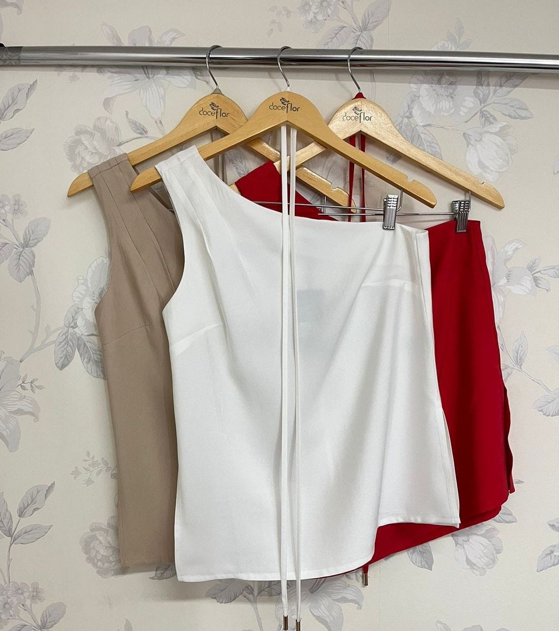 Blusa Ombro Unico Com Pregas e Cinto - Doce Flor Blusa Ombro Unico Com Pregas e Cinto - Doce Flor