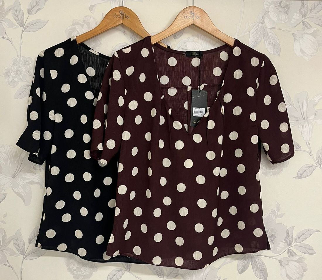 Blusa Crepe Poá Decote V - Doce Flor Blusa Crepe Poá Decote V - Doce Flor