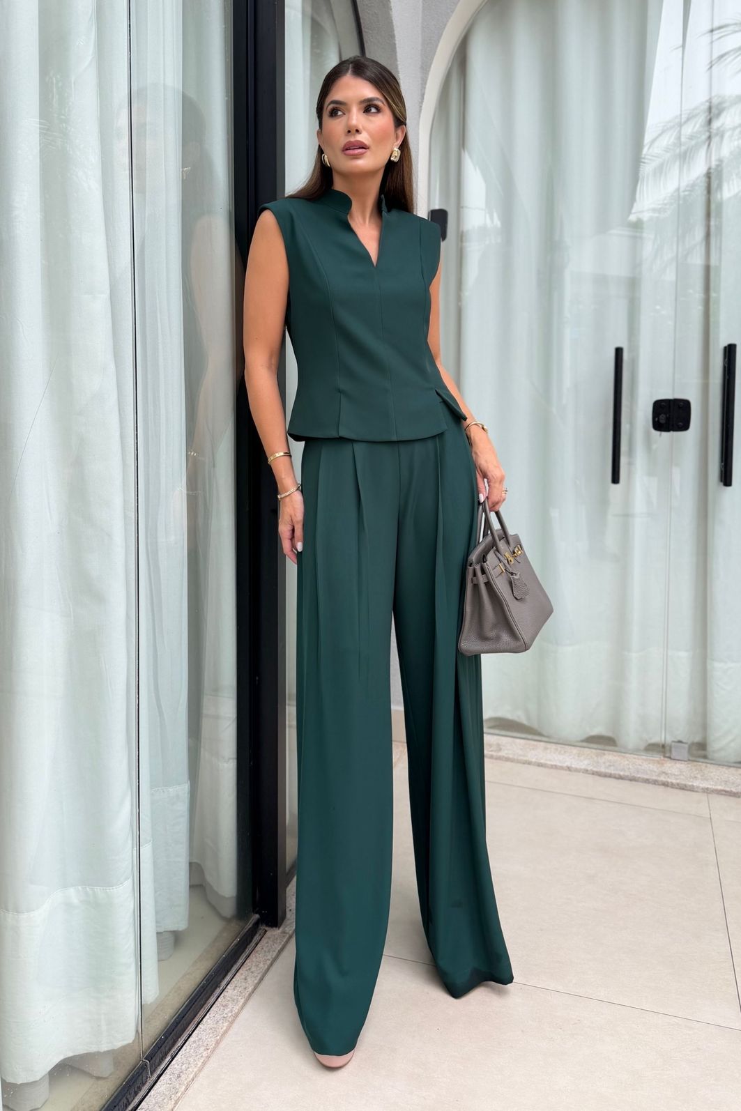 Blusa Alfaiataria Decote V - Unique Chic Blusa Alfaiataria Decote V - Unique Chic