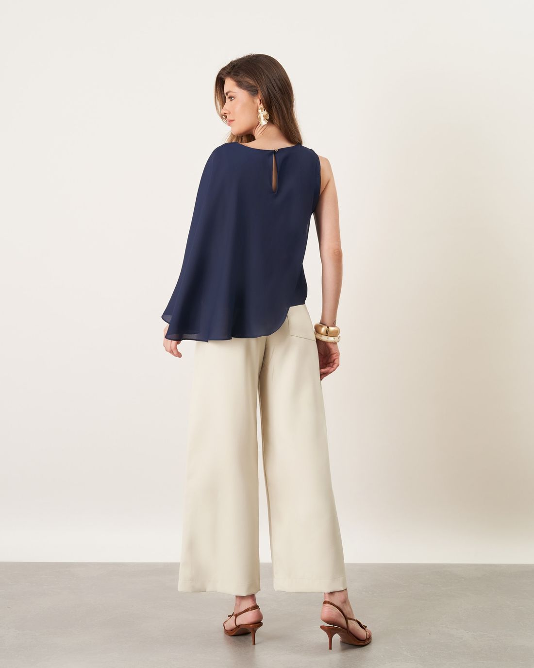 Blusa Crepe Capa Assimétrica - Milalai Blusa Crepe Capa Assimétrica - Milalai