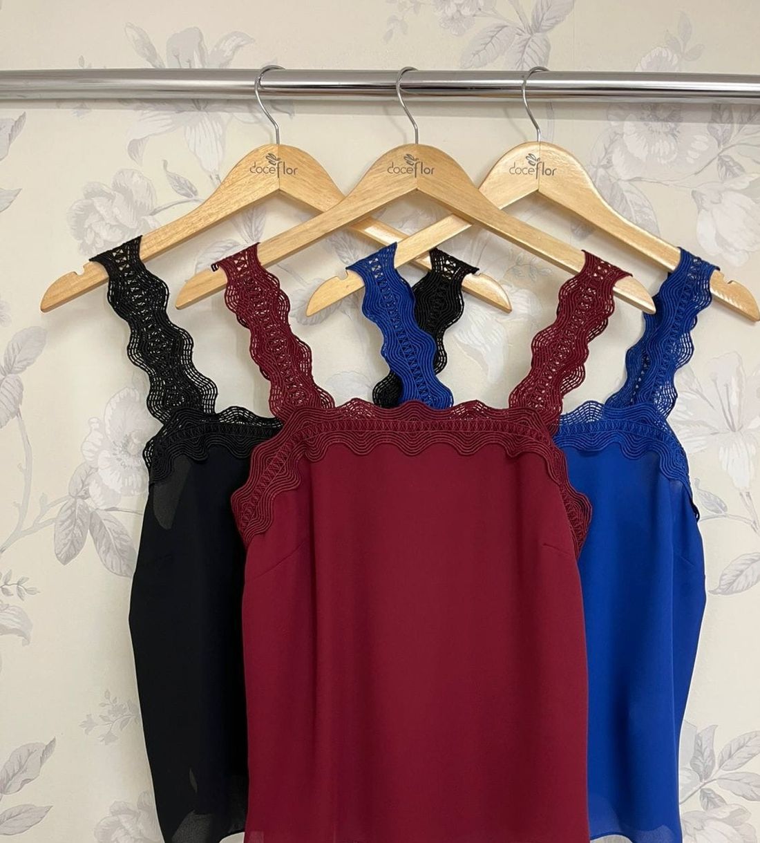 Regata Crepe Detalhe Renda - Doce Flor