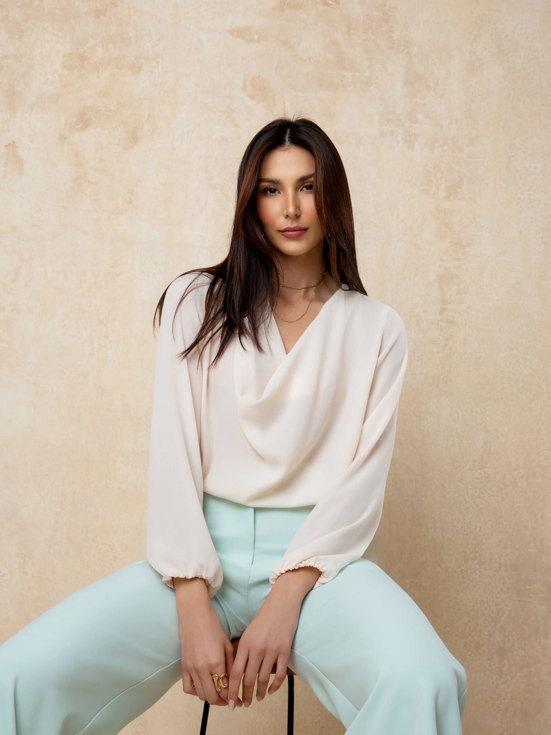 Blusa Crepe Manga Longa Decote Degagê - Doce Flor Blusa Crepe Manga Longa Decote Degagê - Doce Flor