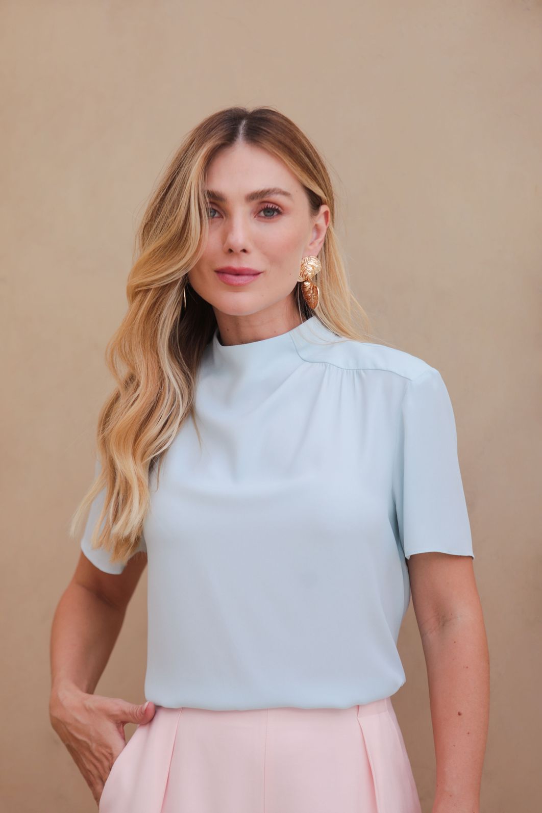 Blusa Crepe Gola Alta Detalhe Franzido - Donna Ritz Blusa Crepe Gola Alta Detalhe Franzido - Donna Ritz