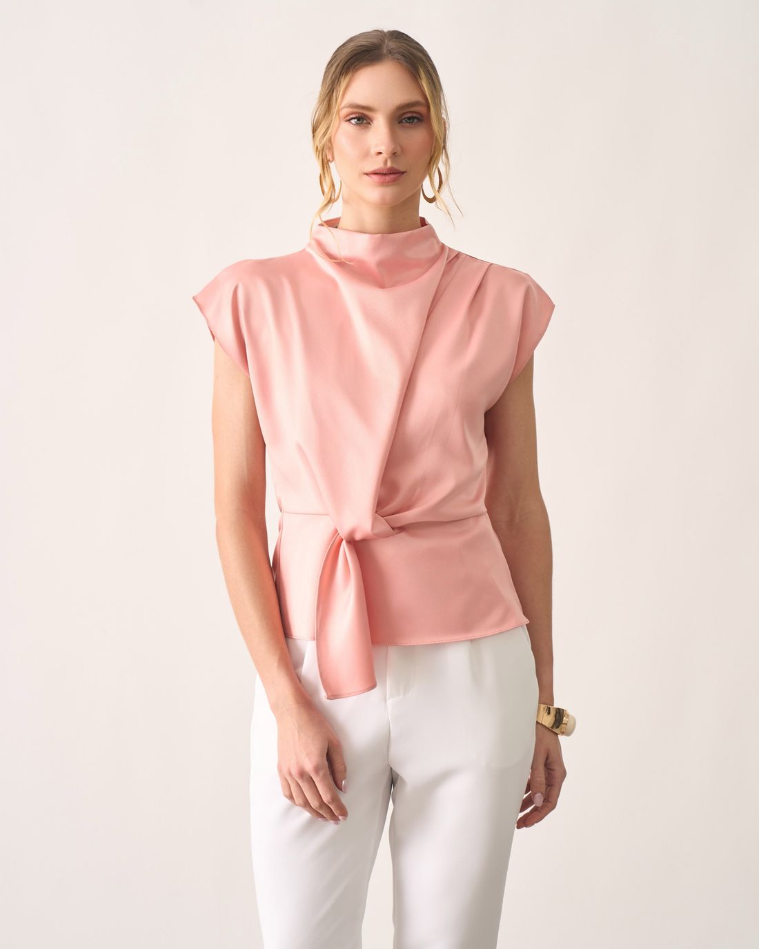 Blusa Acetinada com Gola Drapeada - Milalai Blusa Acetinada com Gola Drapeada - Milalai