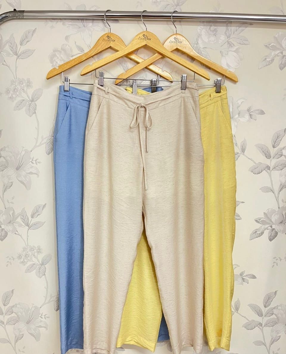 Conjunto Blusa Ombro Único com Calça Reta Cinto Doce Flor