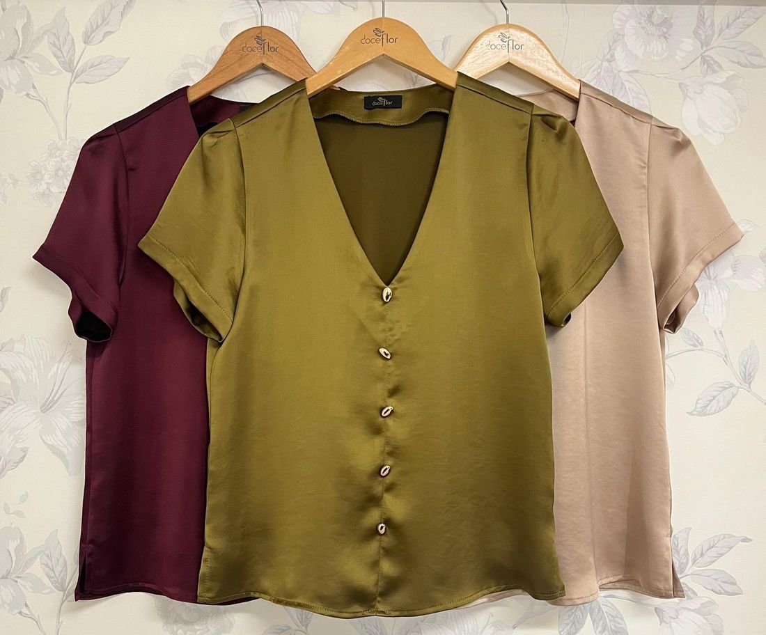Blusa Crepe Acetinada Decote V Manga Curta - Doce Flor