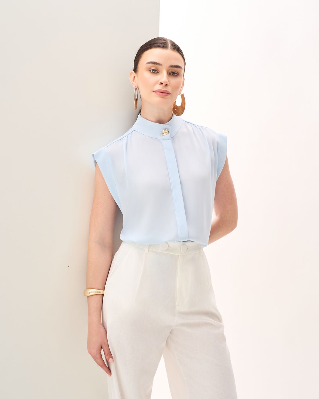 Camisa de Crepe com Gola Alta e Botão Orgânico - Milalai Camisa de Crepe com Gola Alta e Botão Orgânico - Milalai