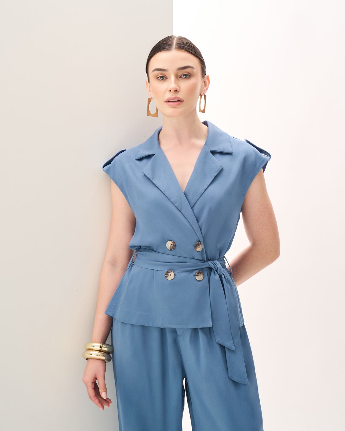 Colete de Viscose Sarja com Faixa Cinto - Milalai Colete de Viscose Sarja com Faixa Cinto - Milalai