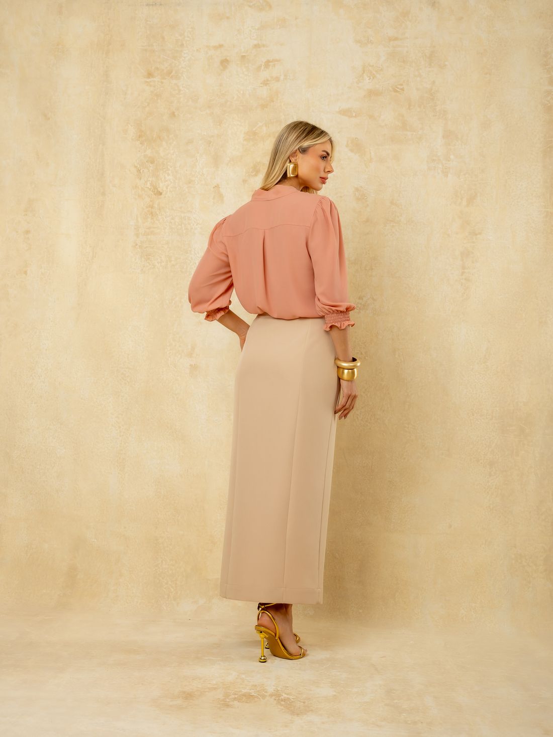 Blusa Feminina Manga 3/4 em Crepe com Gola Gravata - Doce Flor Blusa Feminina Manga 3/4 em Crepe com Gola Gravata - Doce Flor
