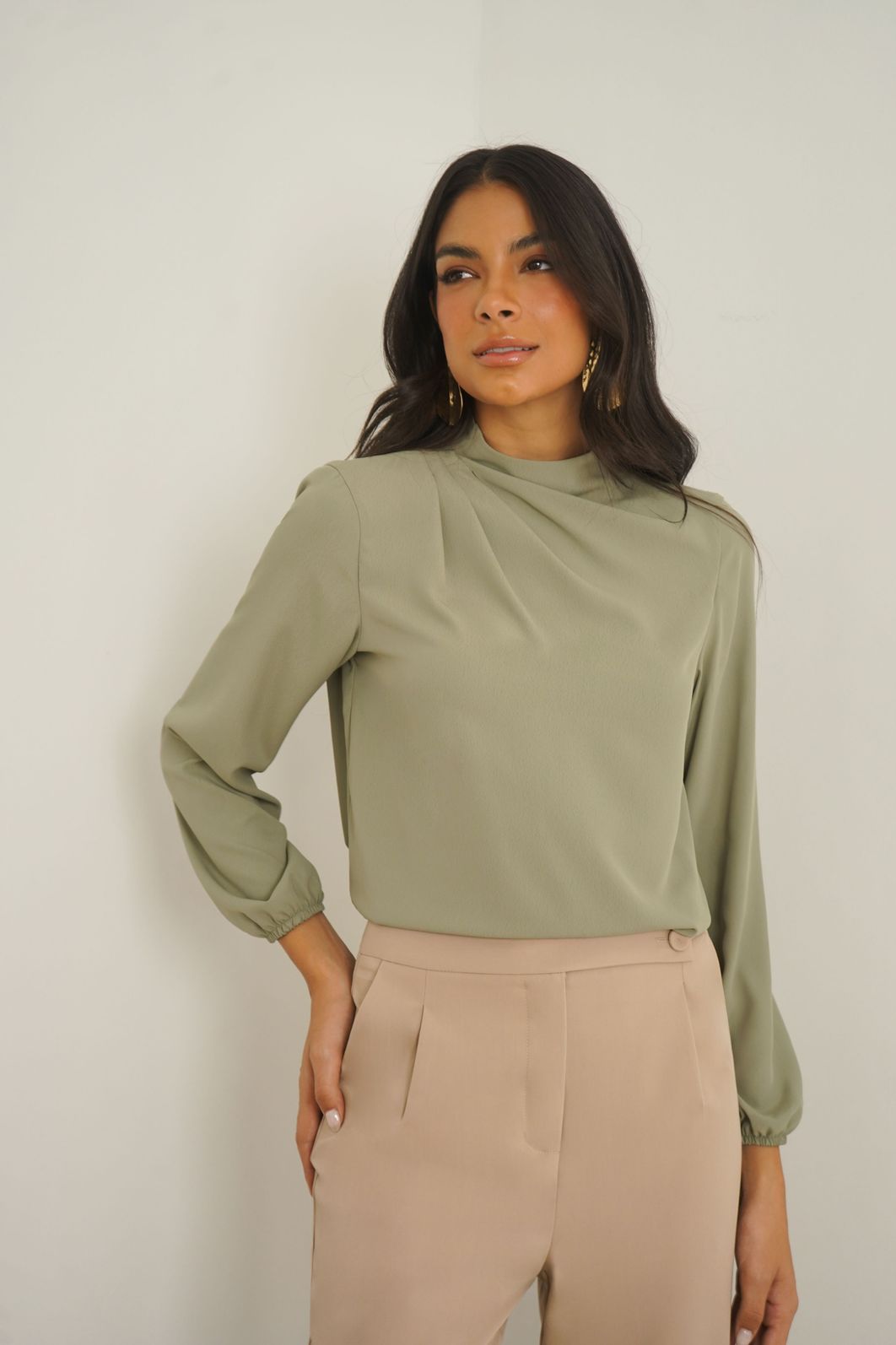 Blusa Crepe Assimétrica Com Pregas - Donna Ritz Blusa Crepe Assimétrica Com Pregas - Donna Ritz