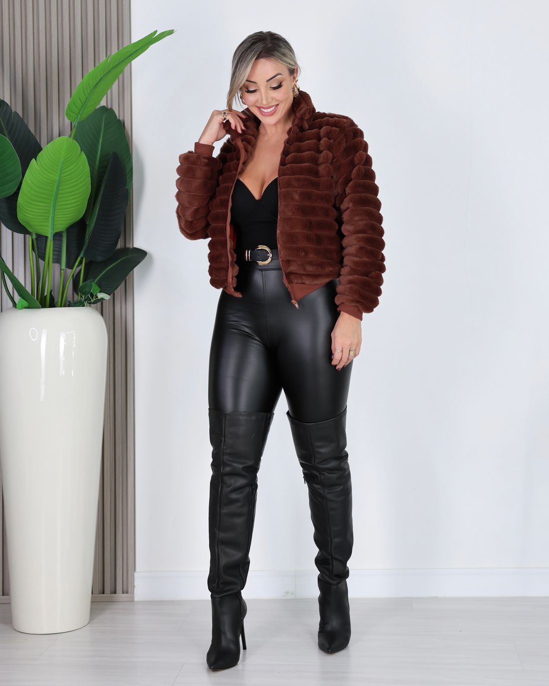 CALÇA LEGGING COURO ECO PELUCIADA ARIANA PRETO Loja Strass