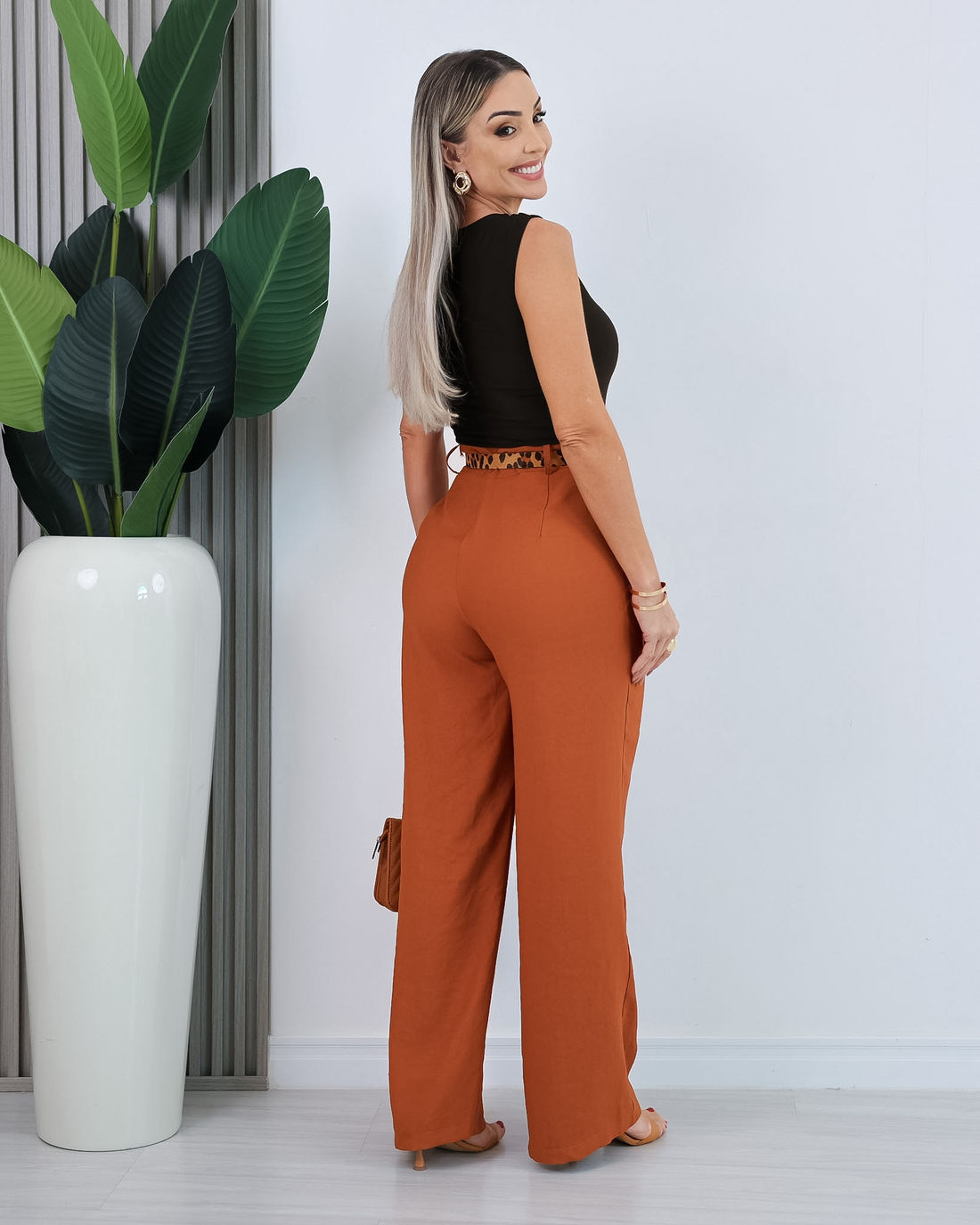 REGATA C/ FIVELA DOURADA TABATA - PRETO REGATA C/ FIVELA DOURADA TABATA - PRETO