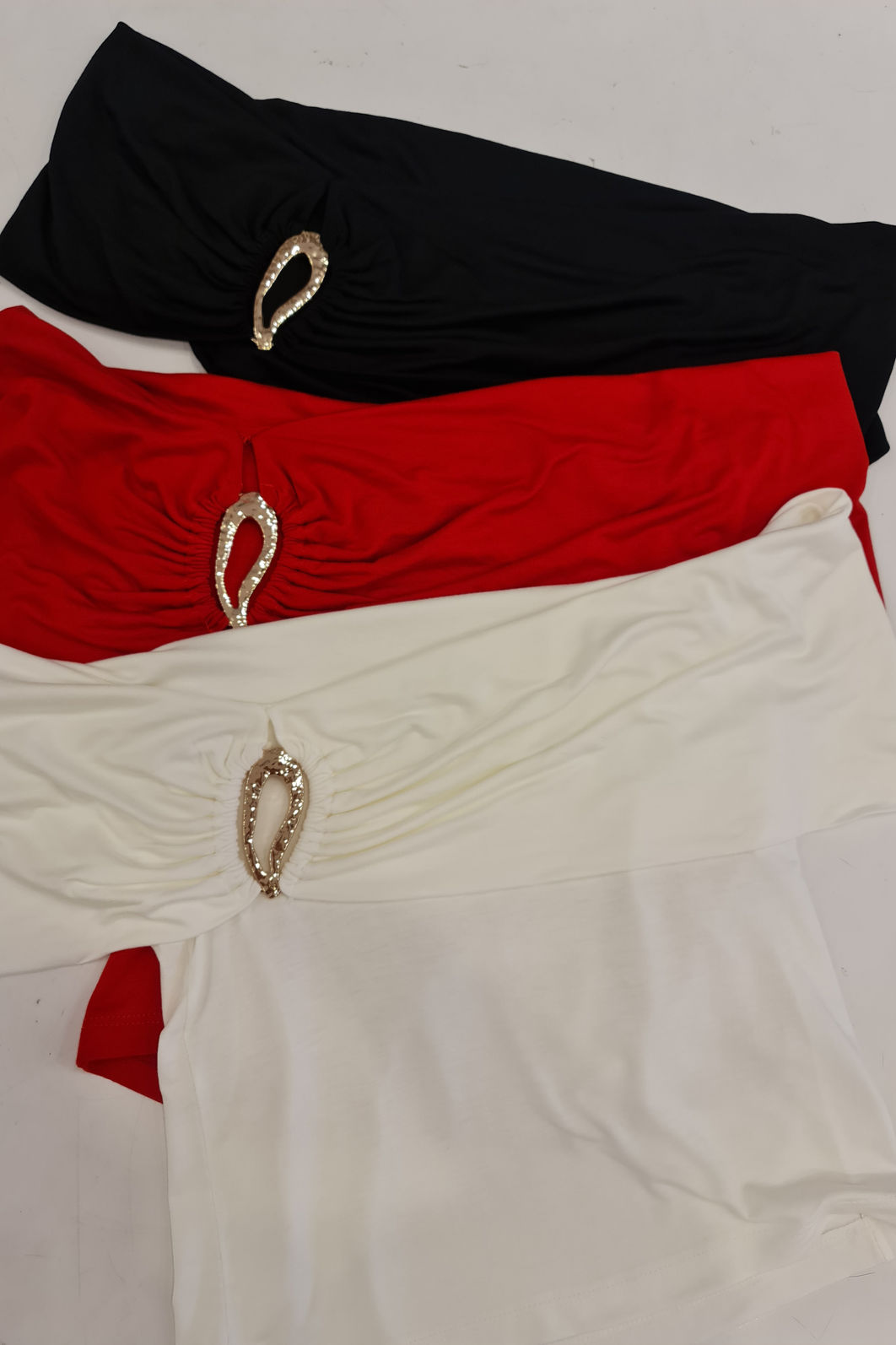 Blusa Ombro a Ombro Fivela 5 Cores Blusa Ombro a Ombro Fivela 5 Cores