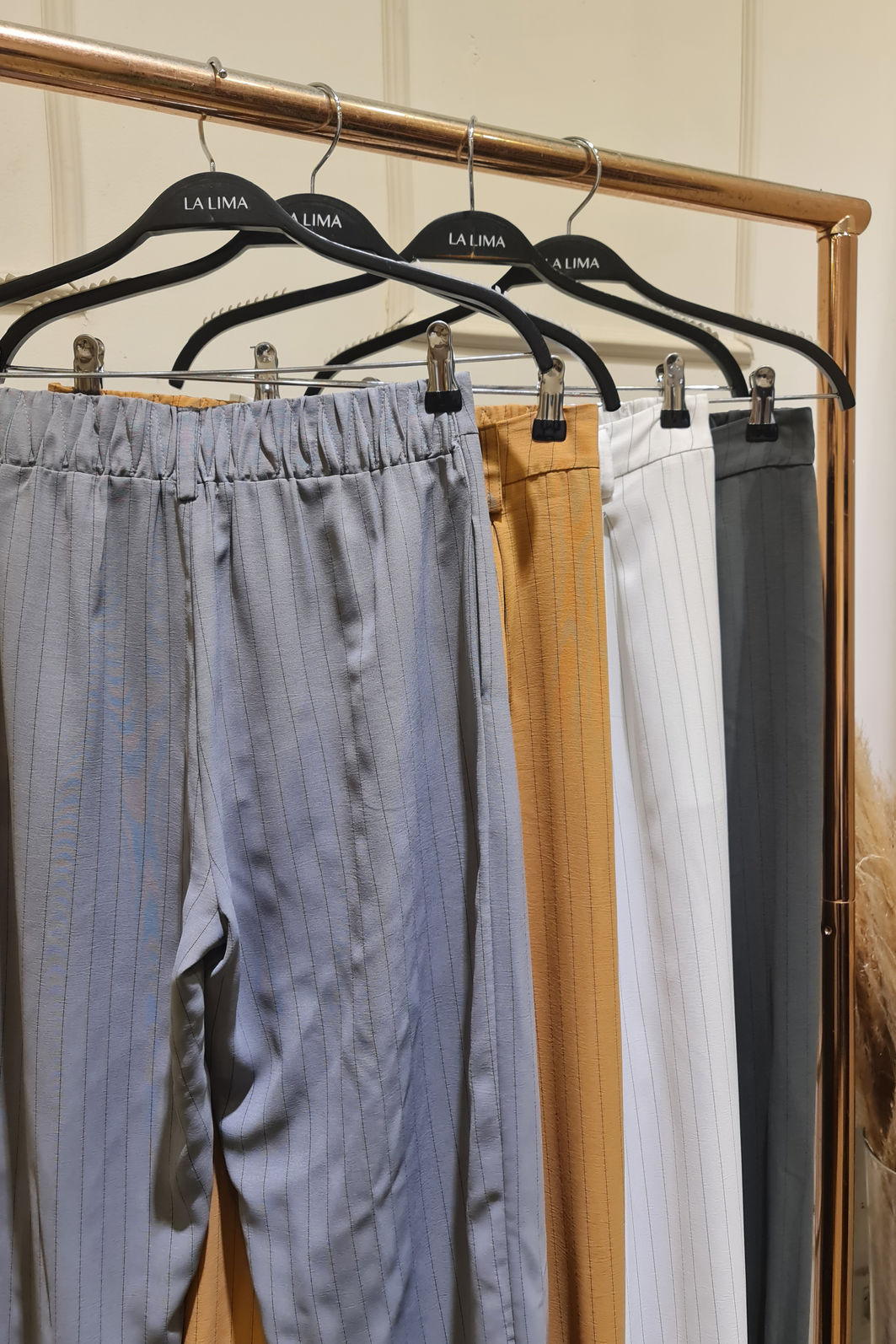 Calça Cenoura Risca de Giz 4 Cores Calça Cenoura Risca de Giz 4 Cores