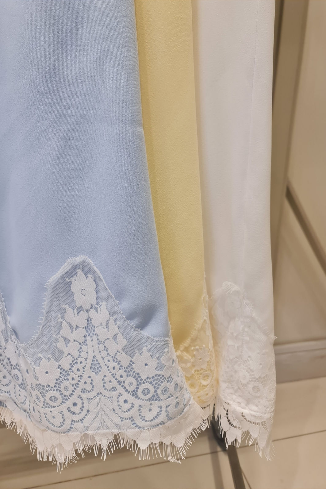 Saia Sereia em Crepe com Renda Chantilly 3 Cores