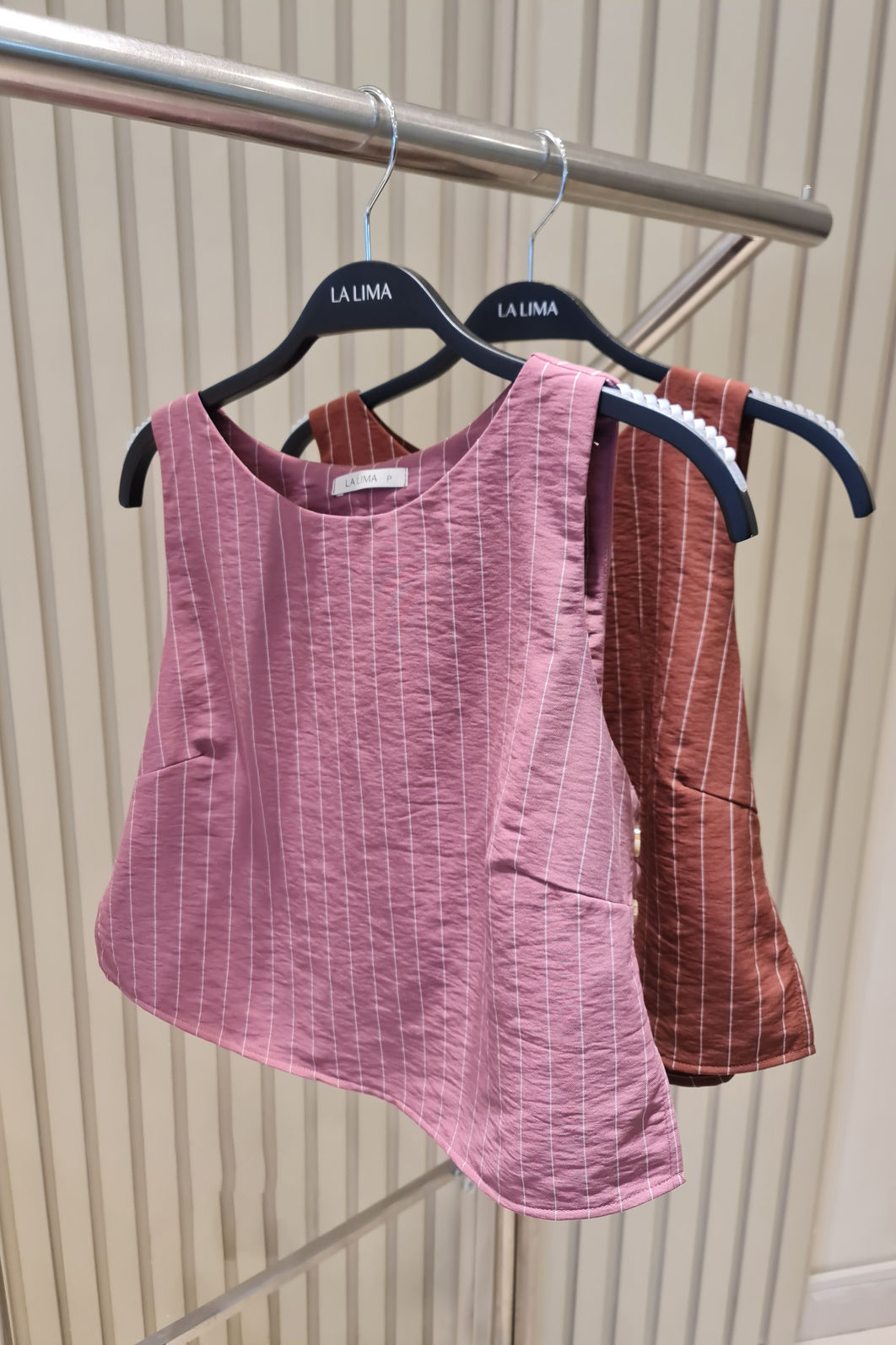 Regata Botões Bestseller Risca de Giz 2 Cores Regata Botões Bestseller Risca de Giz 2 Cores