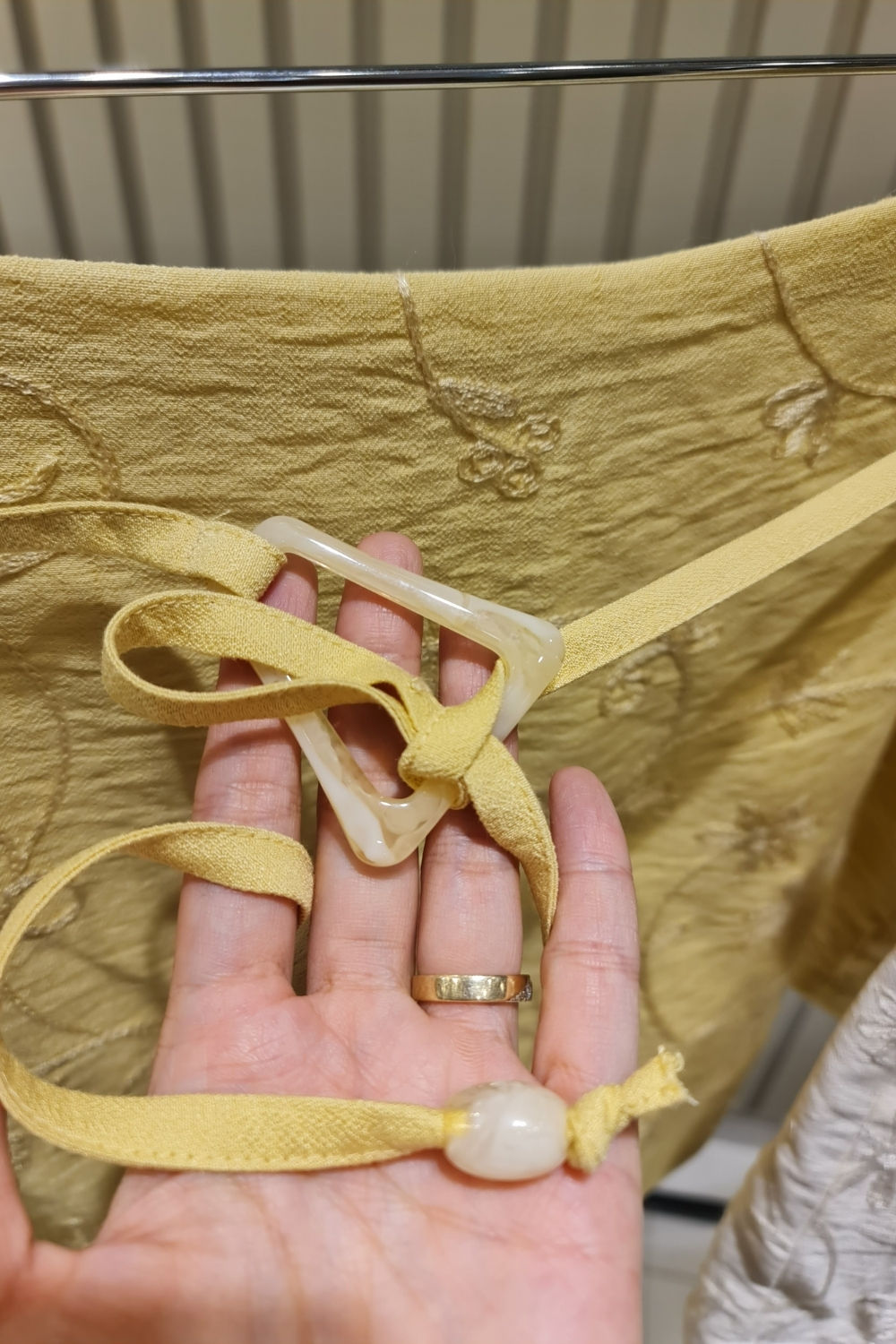 Short saia Bordado Floral em Viscose com Cinto Acrílico 2 Cores Short saia Bordado Floral em Viscose com Cinto Acrílico 2 Cores