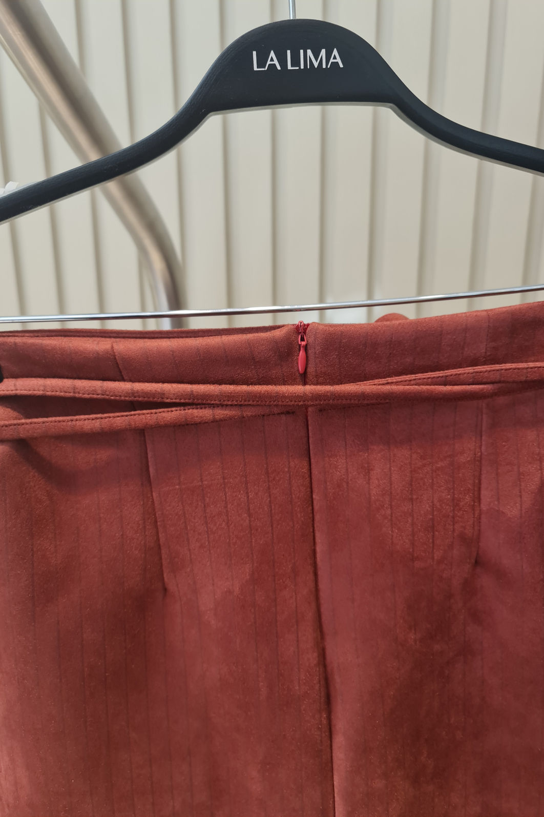 Saia Suede Risca de Giz com Cinto 2 Cores