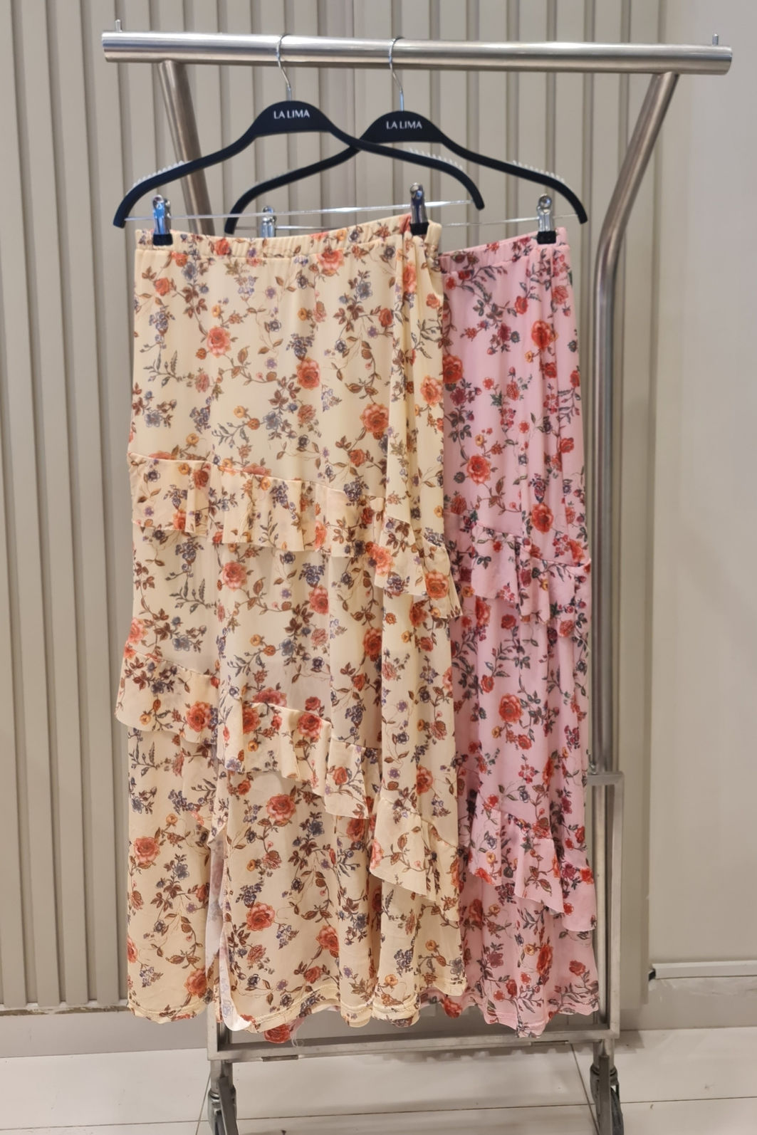 Saia Longa de Tule Floral com Babados Assimétricos 2 Cores Saia Longa de Tule Floral com Babados Assimétricos 2 Cores