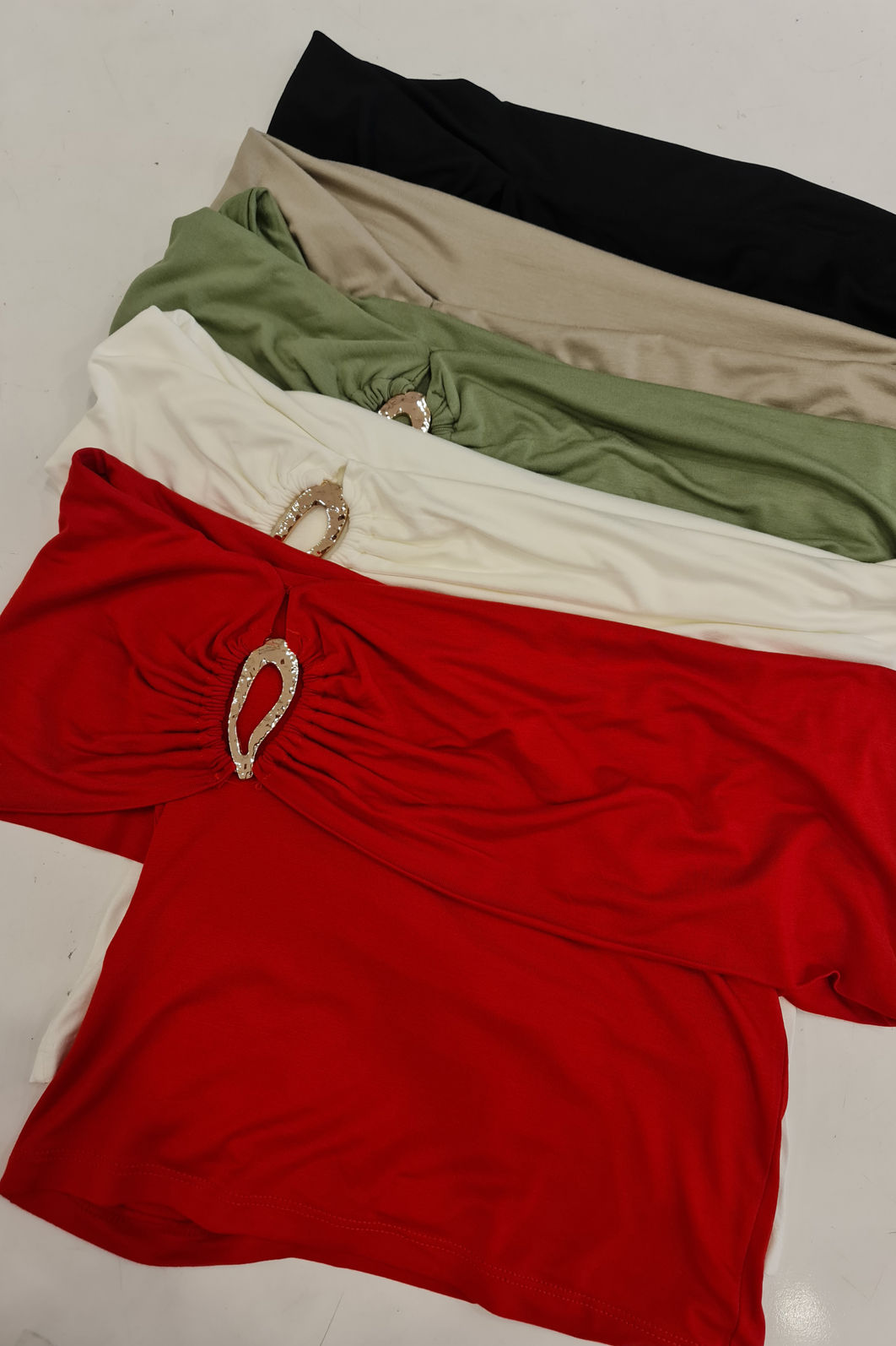 Blusa Ombro a Ombro Fivela 5 Cores Blusa Ombro a Ombro Fivela 5 Cores
