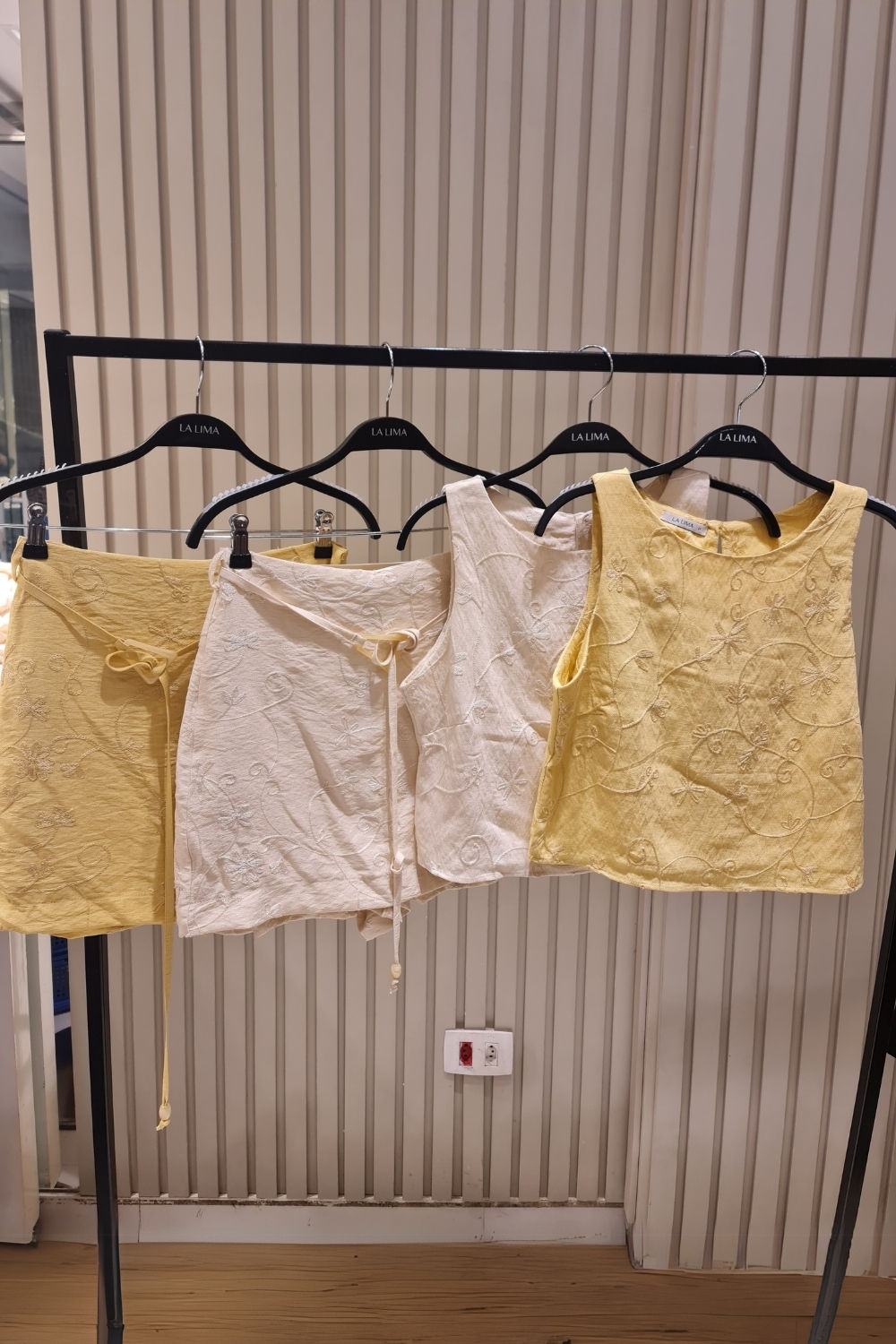 Short saia Bordado Floral em Viscose com Cinto Acrílico 2 Cores Short saia Bordado Floral em Viscose com Cinto Acrílico 2 Cores