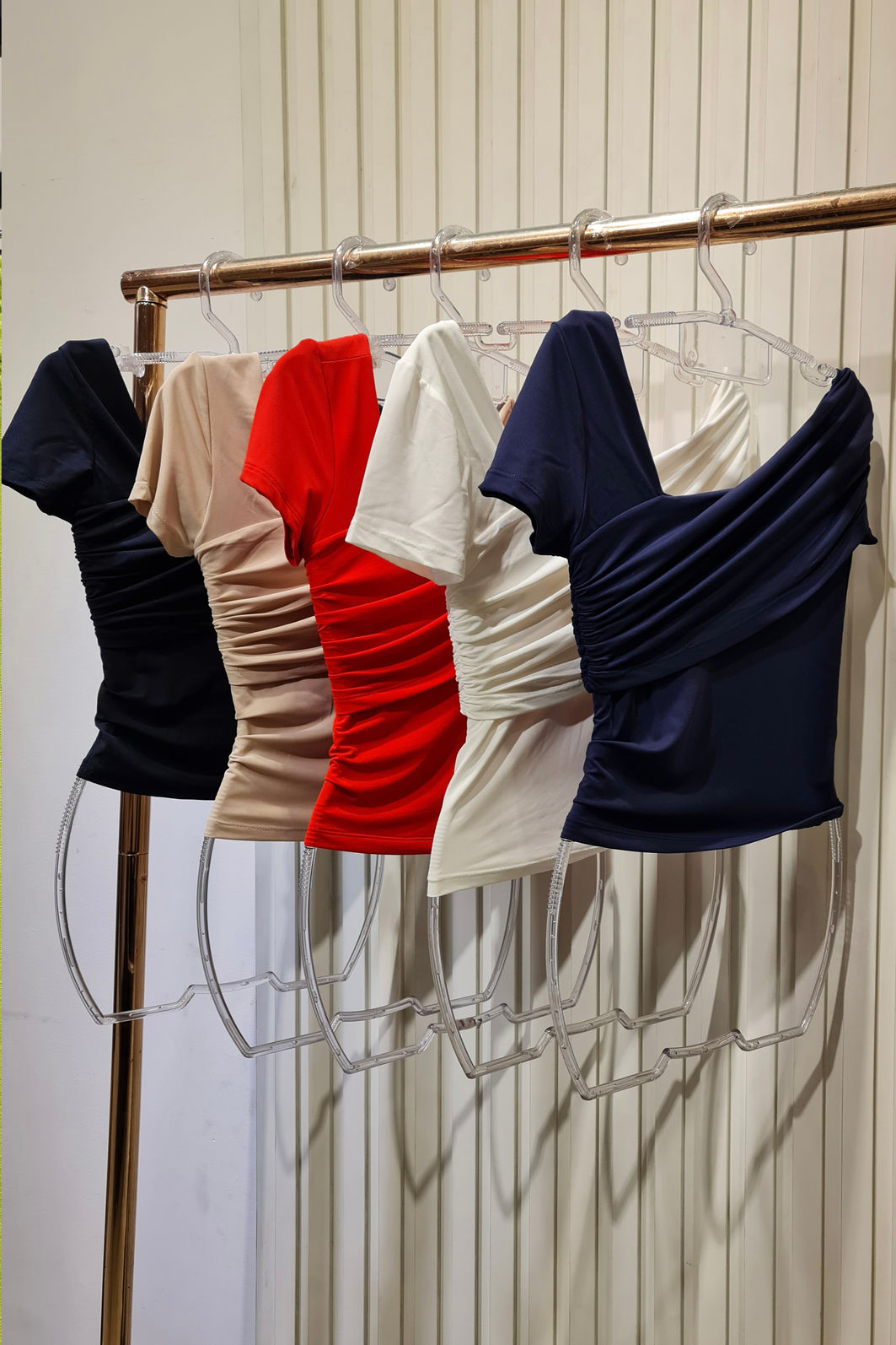 Blusa Drapeada Assimétrica Manga 4 Cores Blusa Drapeada Assimétrica Manga 4 Cores