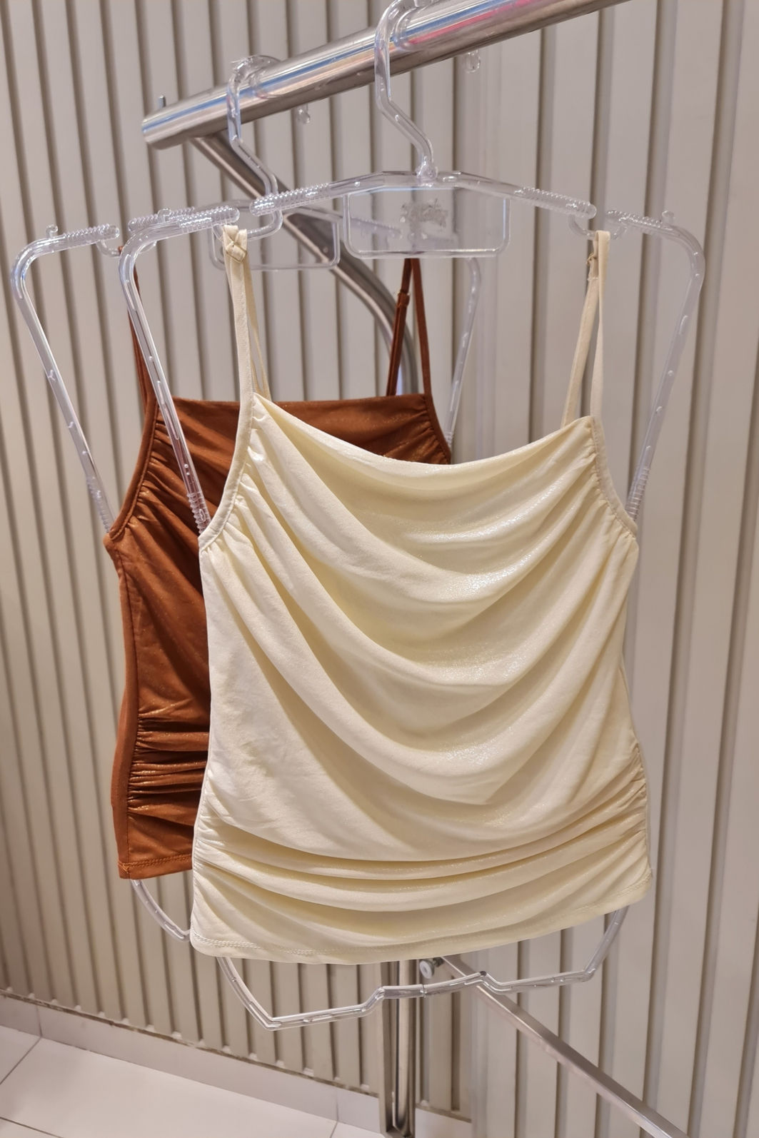 Blusa Drapeada em Tule e Brilho 2 Cores Blusa Drapeada em Tule e Brilho 2 Cores