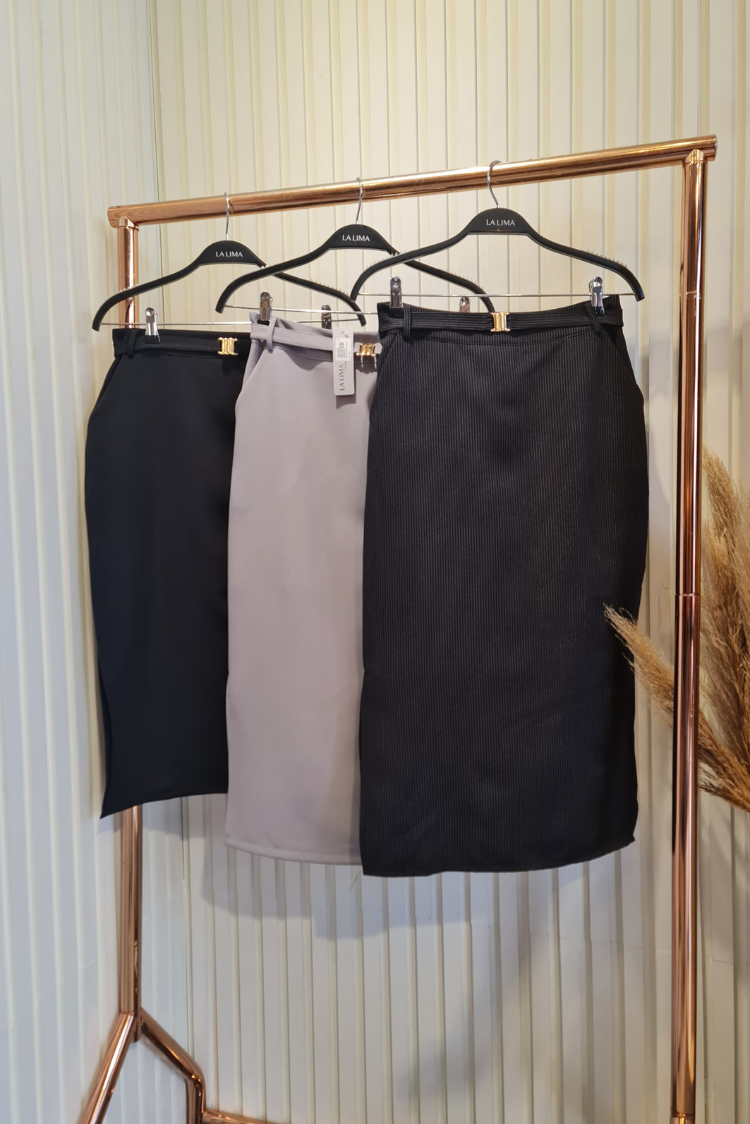 Saia Midi com Cinto e Fendas 3 Cores Saia Midi com Cinto e Fendas 3 Cores