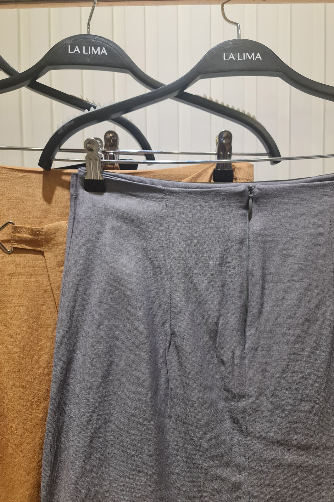 Saia de Viscolinho Transpassada Fivela de Metal 3 Cores Saia de Viscolinho Transpassada Fivela de Metal 3 Cores