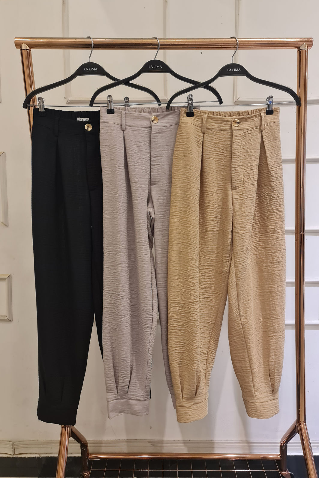 Calça Cenoura Cós Alto com Pregas e Detalhes 3 Cores Calça Cenoura Cós Alto com Pregas e Detalhes 3 Cores