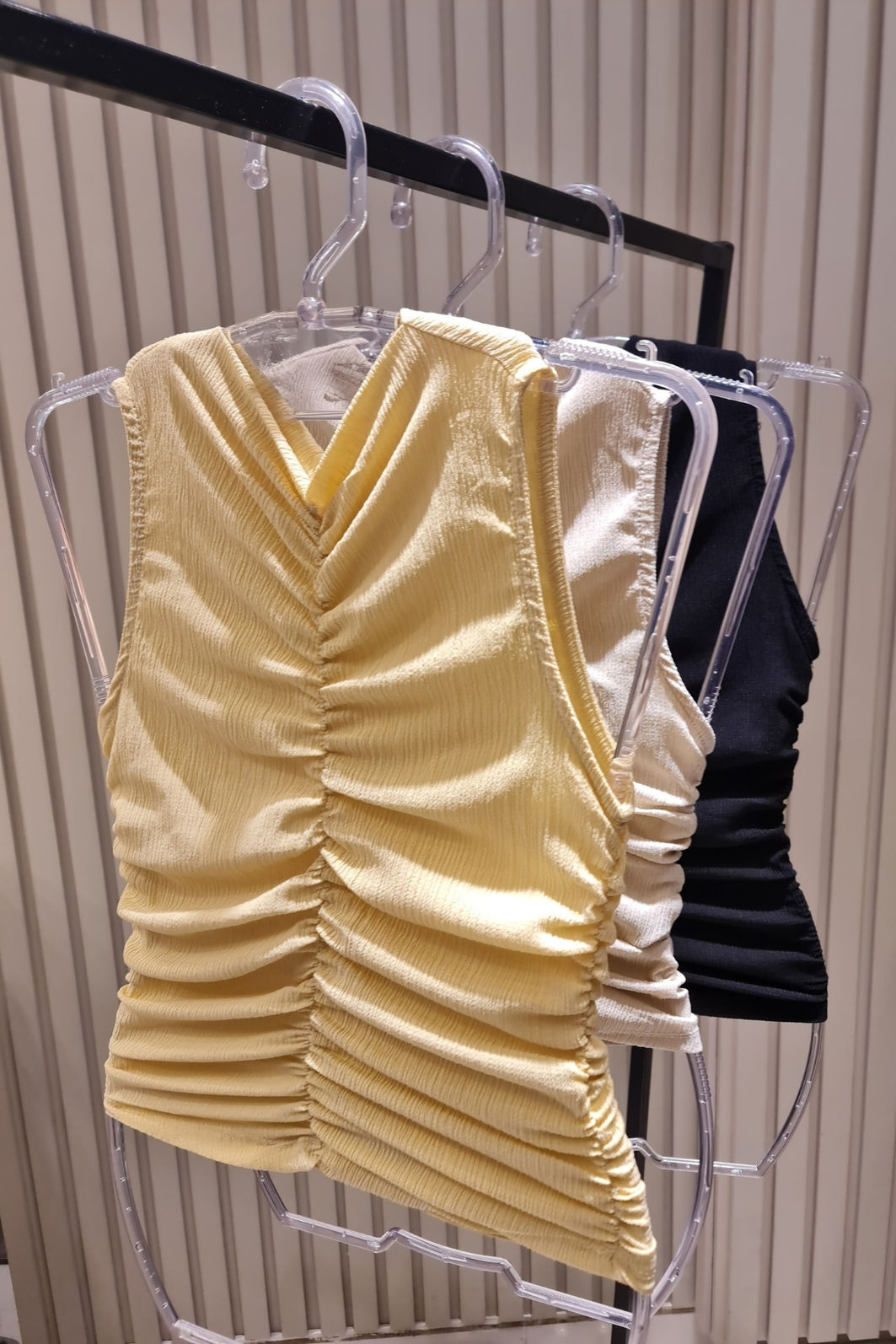 Blusa Drapeada em Malha Texturizada 3 Cores Blusa Drapeada em Malha Texturizada 3 Cores