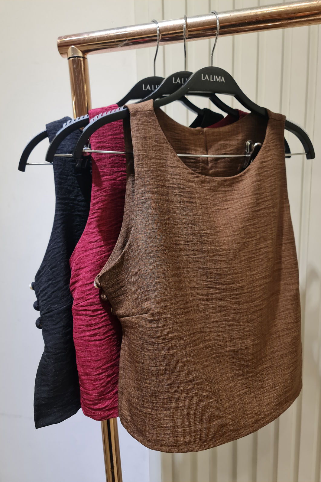 Blusa Regata com 7 Botões de Pé 3 Cores Blusa Regata com 7 Botões de Pé 3 Cores