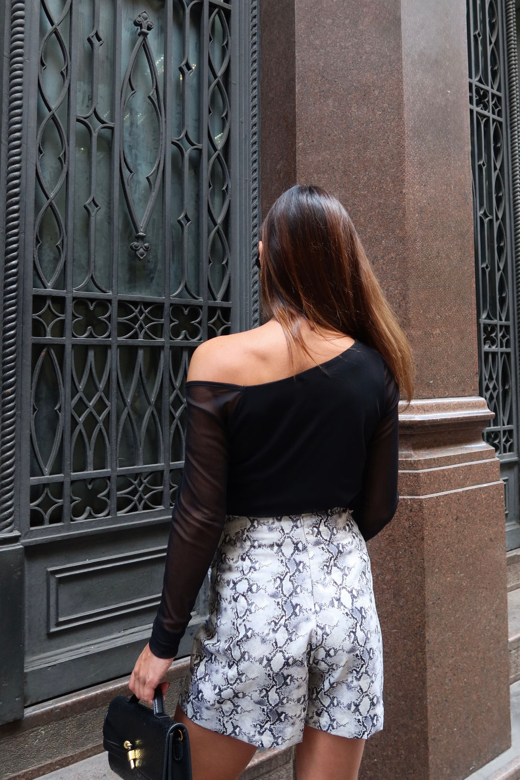 Blusa Assimétrica de Manga Longa em Tule 2 Cores Blusa Assimétrica de Manga Longa em Tule 2 Cores