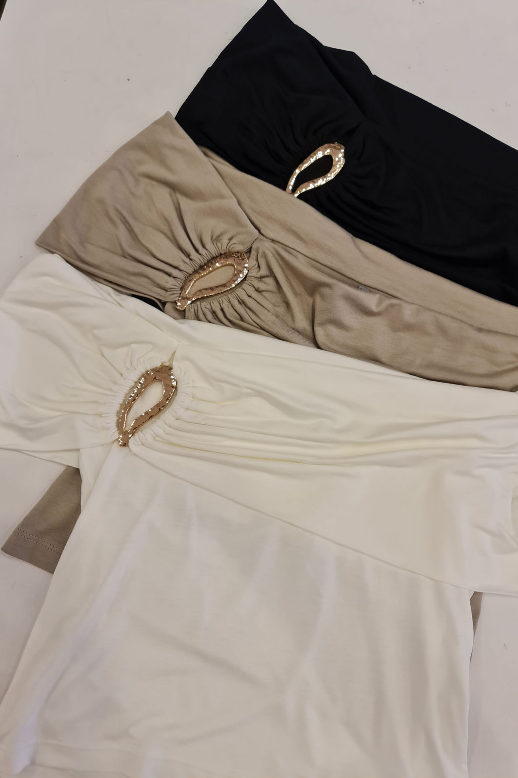 Blusa Ombro a Ombro Fivela 5 Cores Blusa Ombro a Ombro Fivela 5 Cores