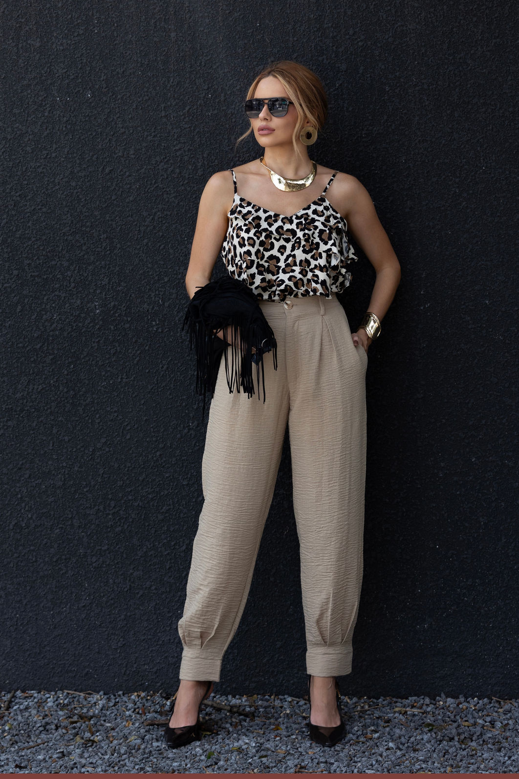 Calça Cenoura Cós Alto com Pregas e Detalhes 3 Cores Calça Cenoura Cós Alto com Pregas e Detalhes 3 Cores