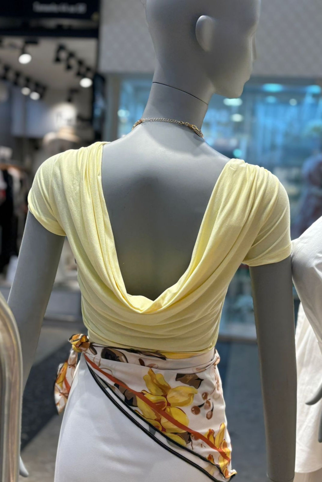 Blusa Manga com Decote Caído nas Costas 4 Cores Blusa Manga com Decote Caído nas Costas 4 Cores