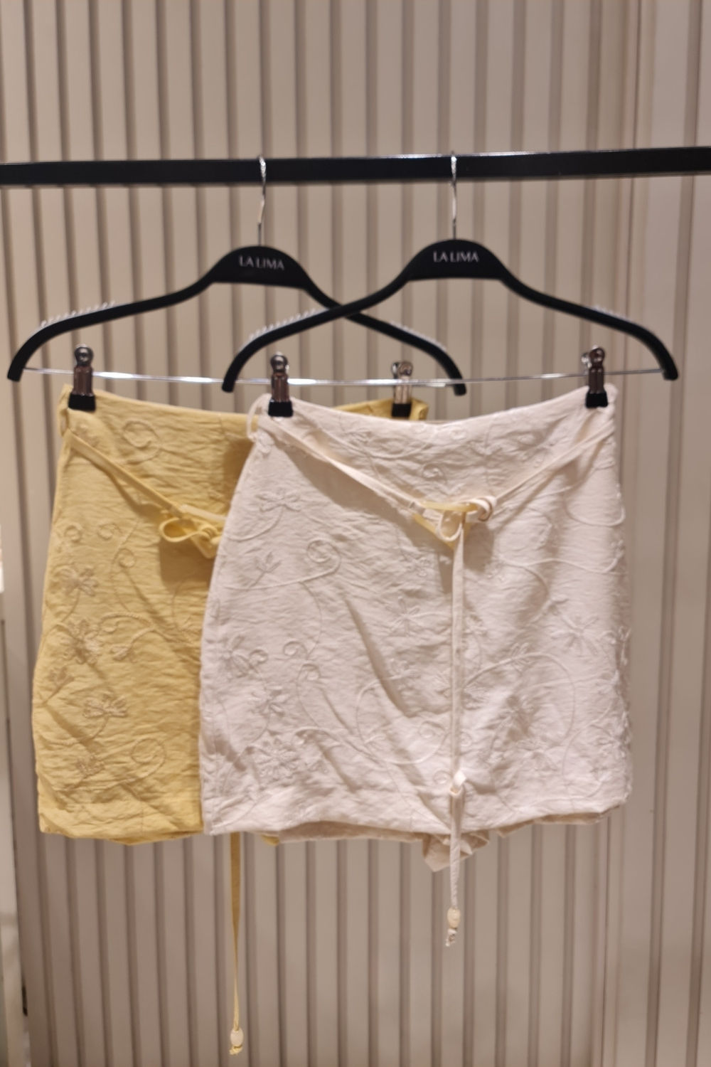 Short saia Bordado Floral em Viscose com Cinto Acrílico 2 Cores Short saia Bordado Floral em Viscose com Cinto Acrílico 2 Cores