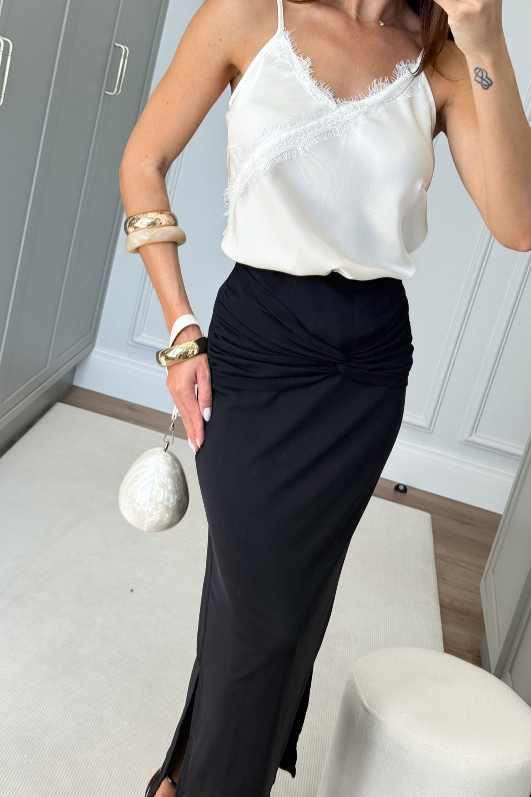 Blusa Assimétrica com Renda Chantilly 2 Cores