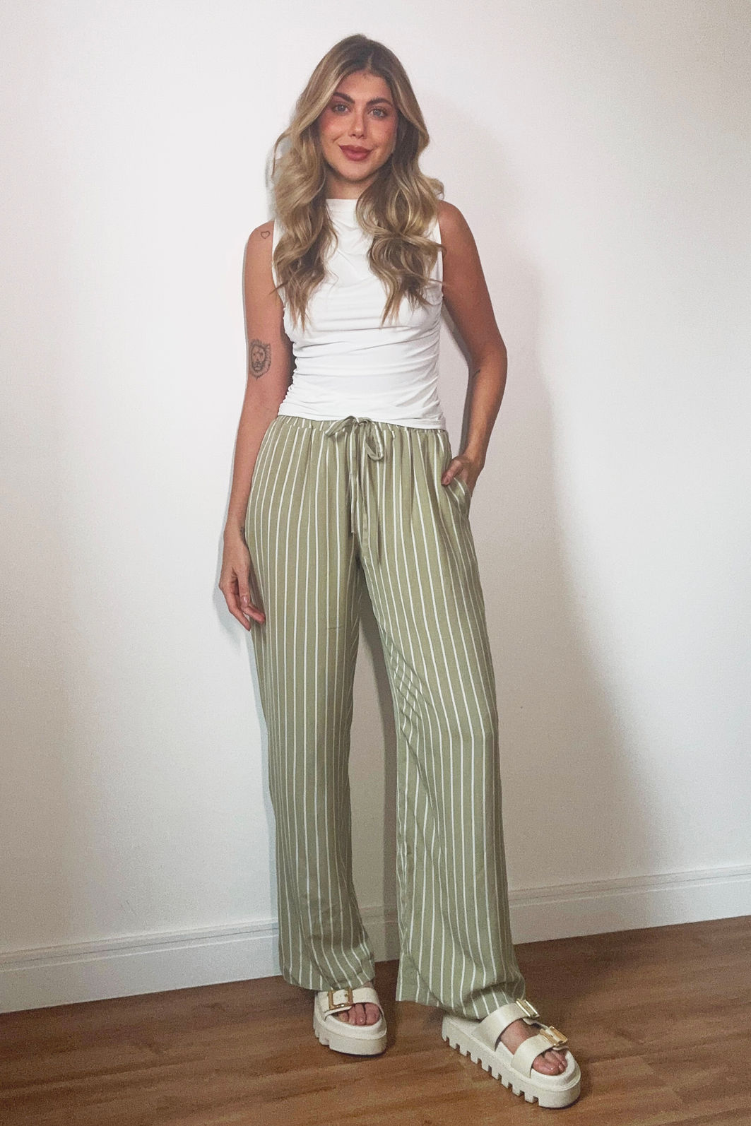 Blusa Gola Drapeada com Gola Alta 4 Cores Blusa Gola Drapeada com Gola Alta 4 Cores