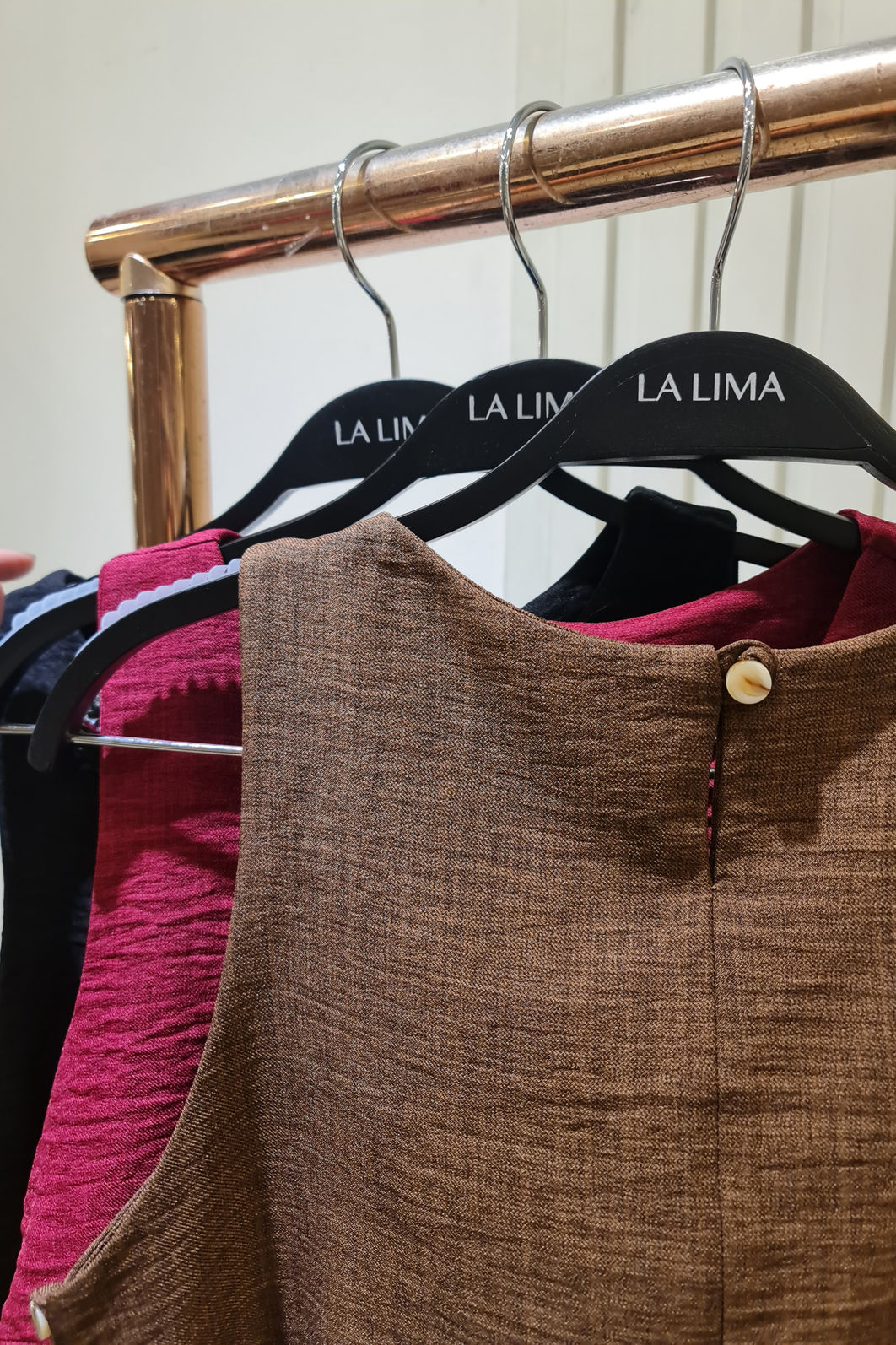 Blusa Regata com 7 Botões de Pé 3 Cores Blusa Regata com 7 Botões de Pé 3 Cores