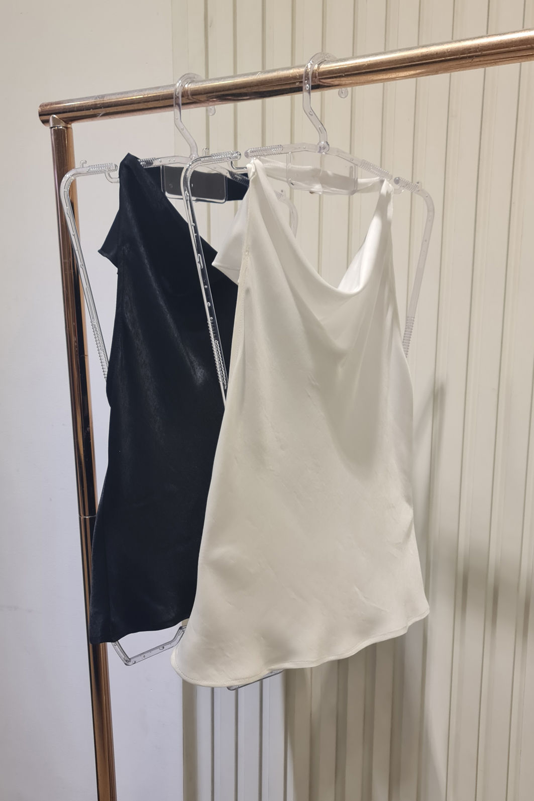 Blusa Gola Alta com Botões Strass 2 Cores Blusa Gola Alta com Botões Strass 2 Cores