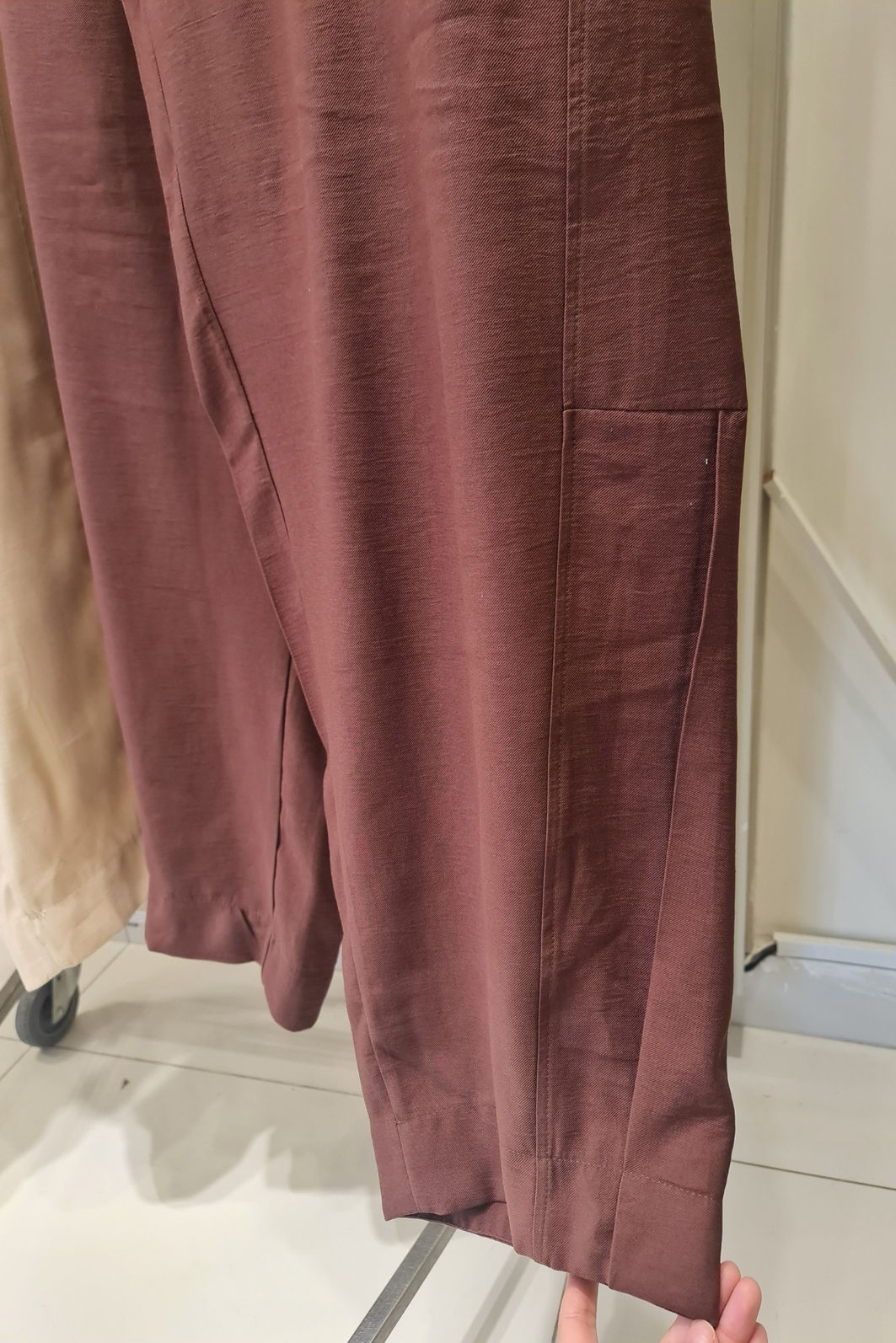 Calça Barrel de Alfaiataria Botão Prata 2 Cores Calça Barrel de Alfaiataria Botão Prata 2 Cores