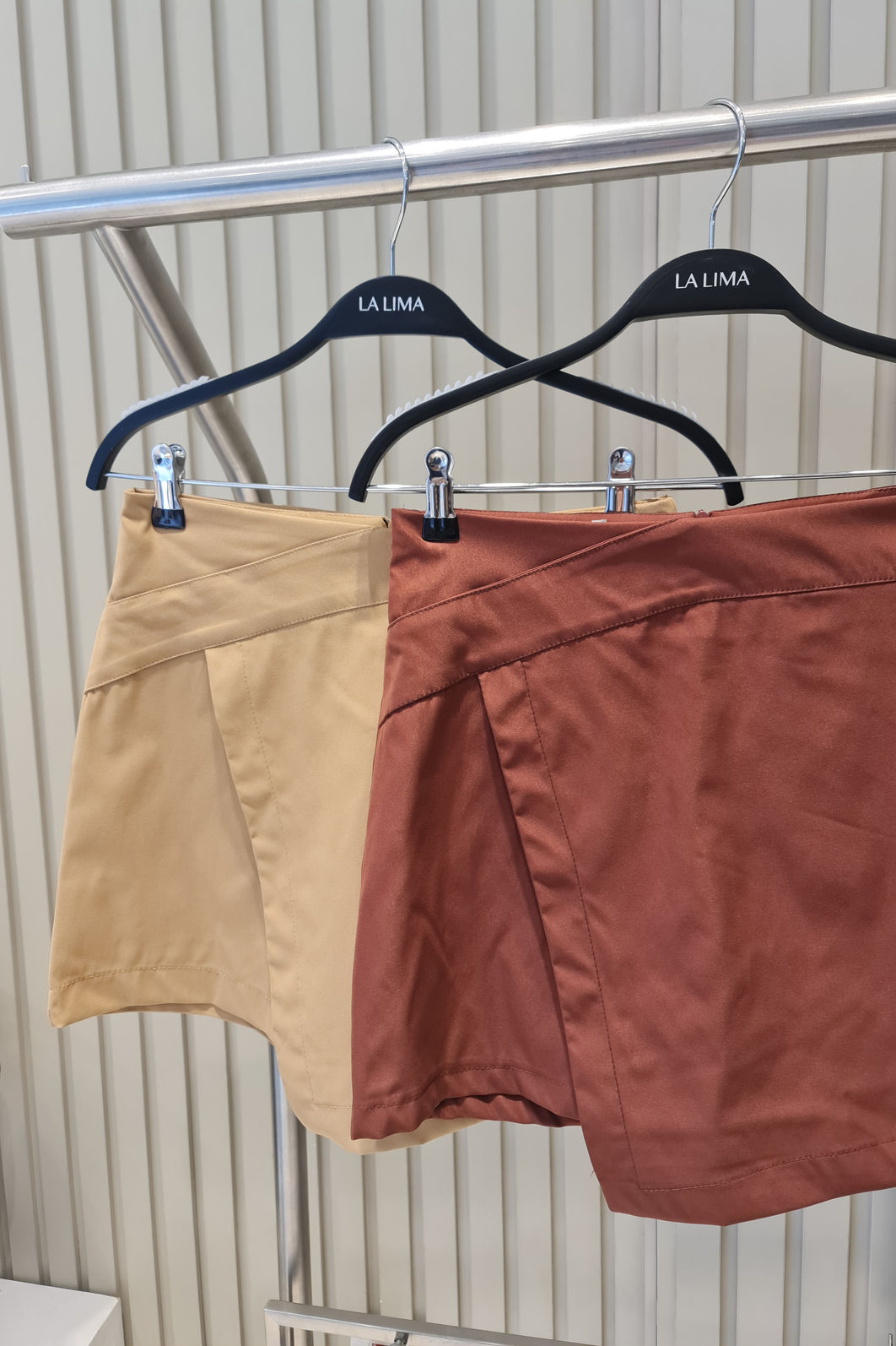 Short Saia Recortes Alfaiataria 2 Cores