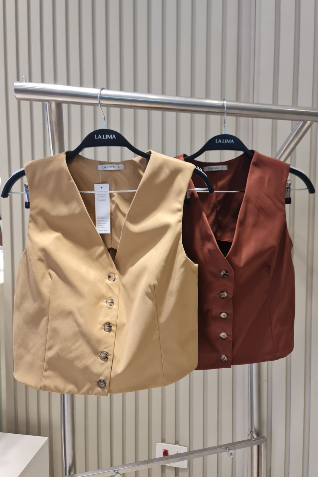 Colete Alfaiataria em Sarja com Botões 2 Cores Colete Alfaiataria em Sarja com Botões 2 Cores