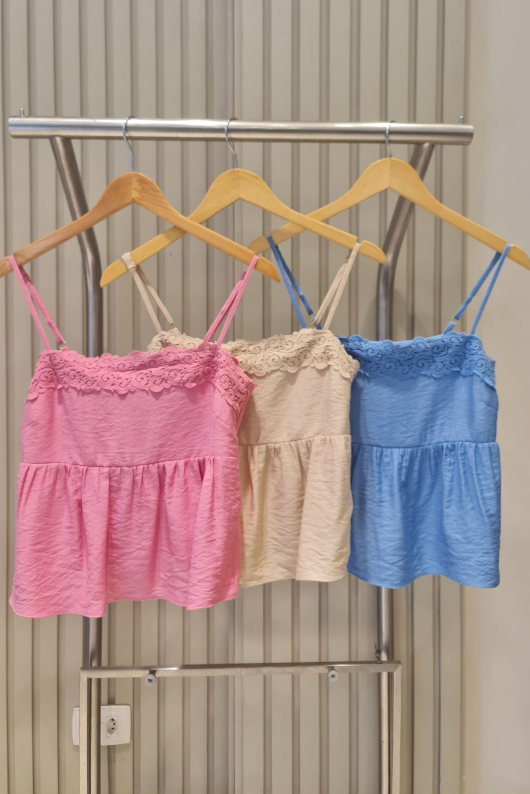 Blusa Peplum com Renda Floral  3 Cores