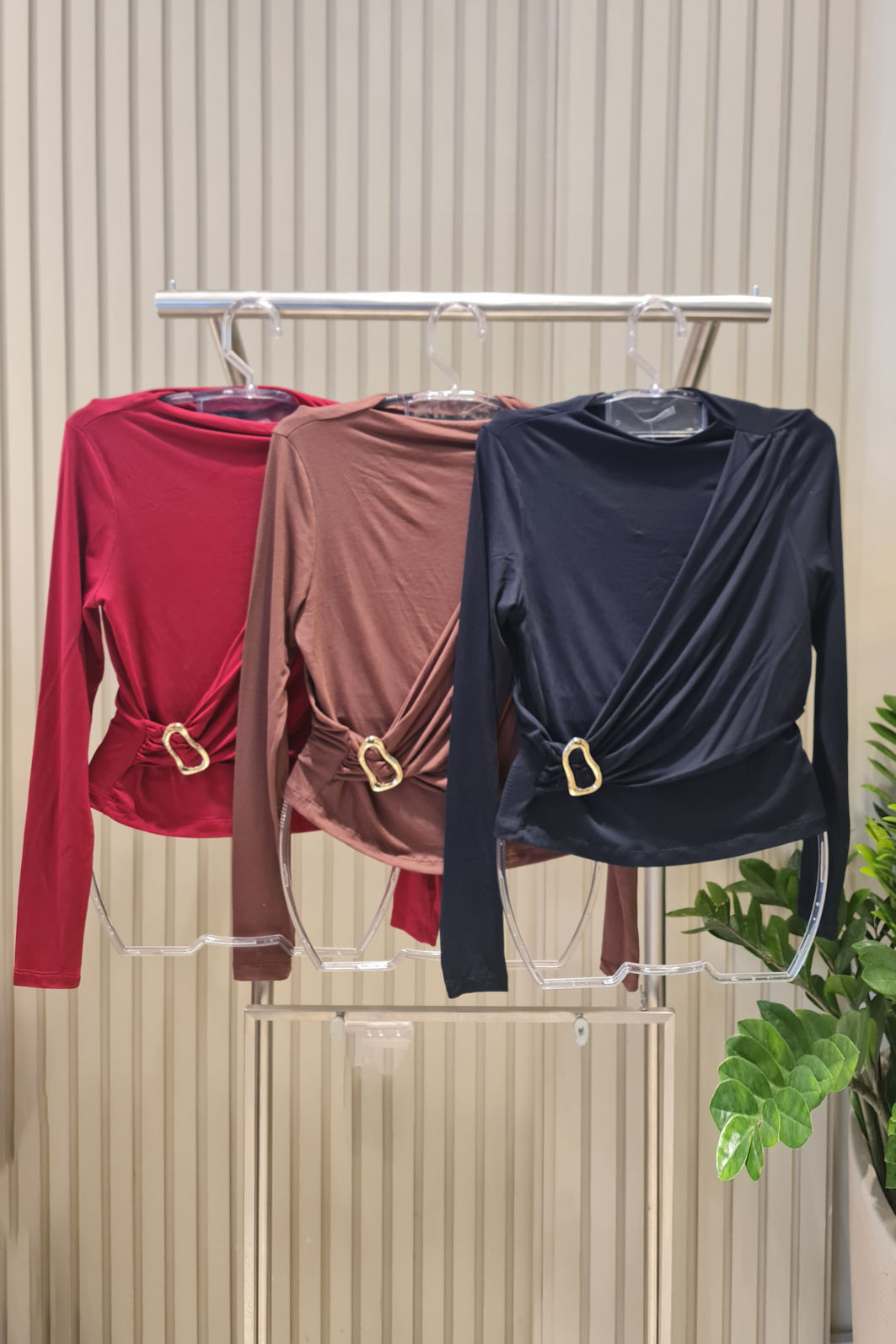 Blusa Manga Longa com Drapeadae Fivela 3 Cores Blusa Manga Longa com Drapeadae Fivela 3 Cores