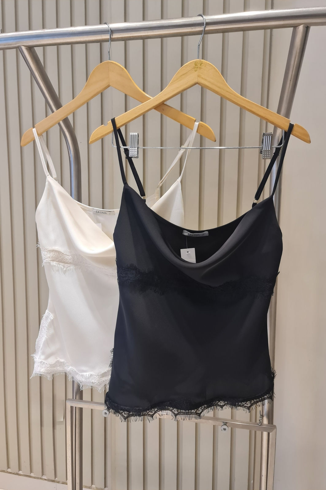 Blusa com Decote Degagê e Renda Chantilly 2 Cores