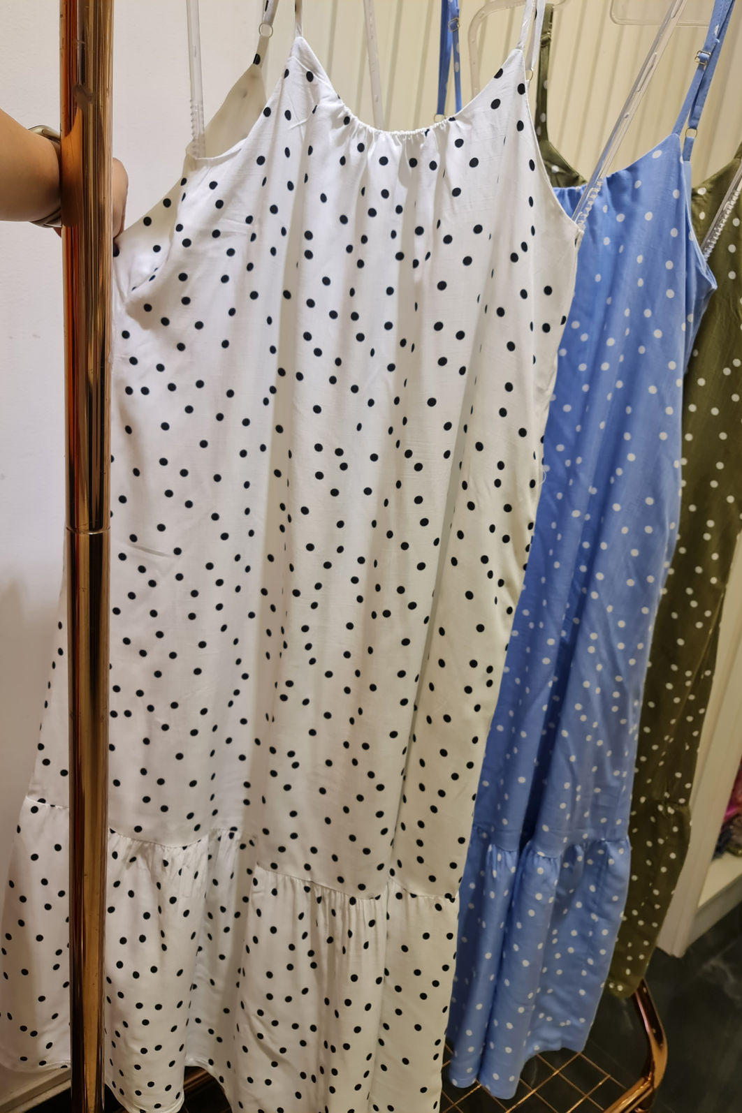 Vestido Poá Midi babado Soltinho 3 Cores Vestido Poá Midi babado Soltinho 3 Cores