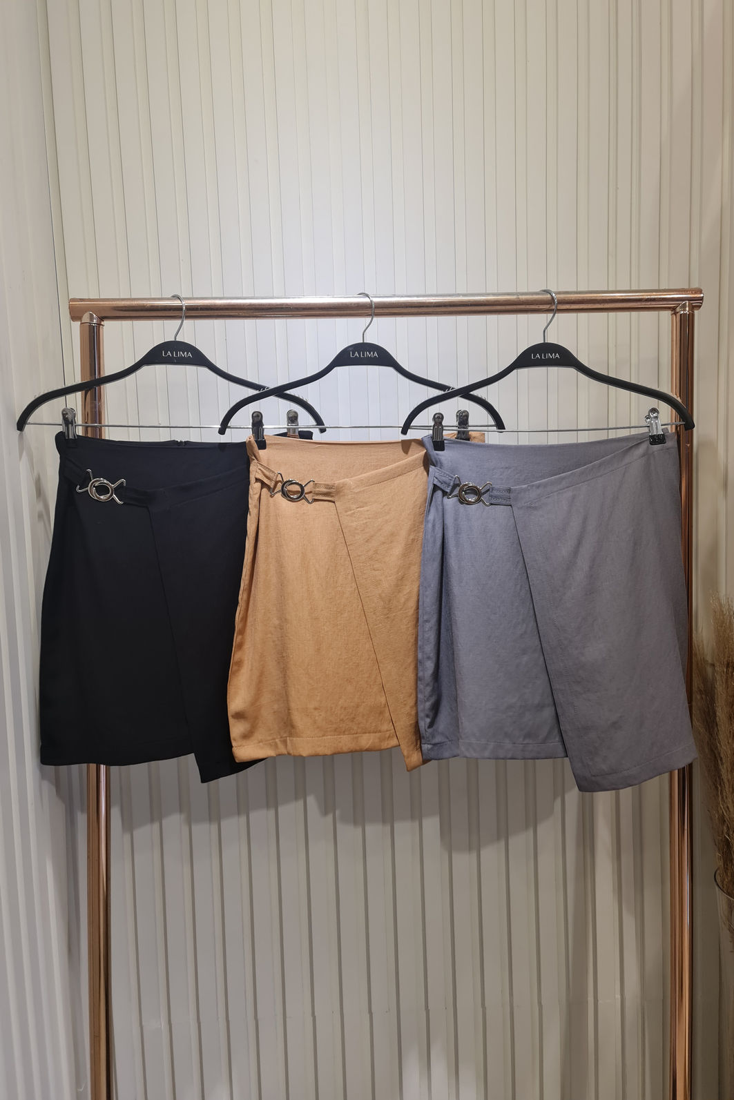 Saia de Viscolinho Transpassada Fivela de Metal 3 Cores Saia de Viscolinho Transpassada Fivela de Metal 3 Cores