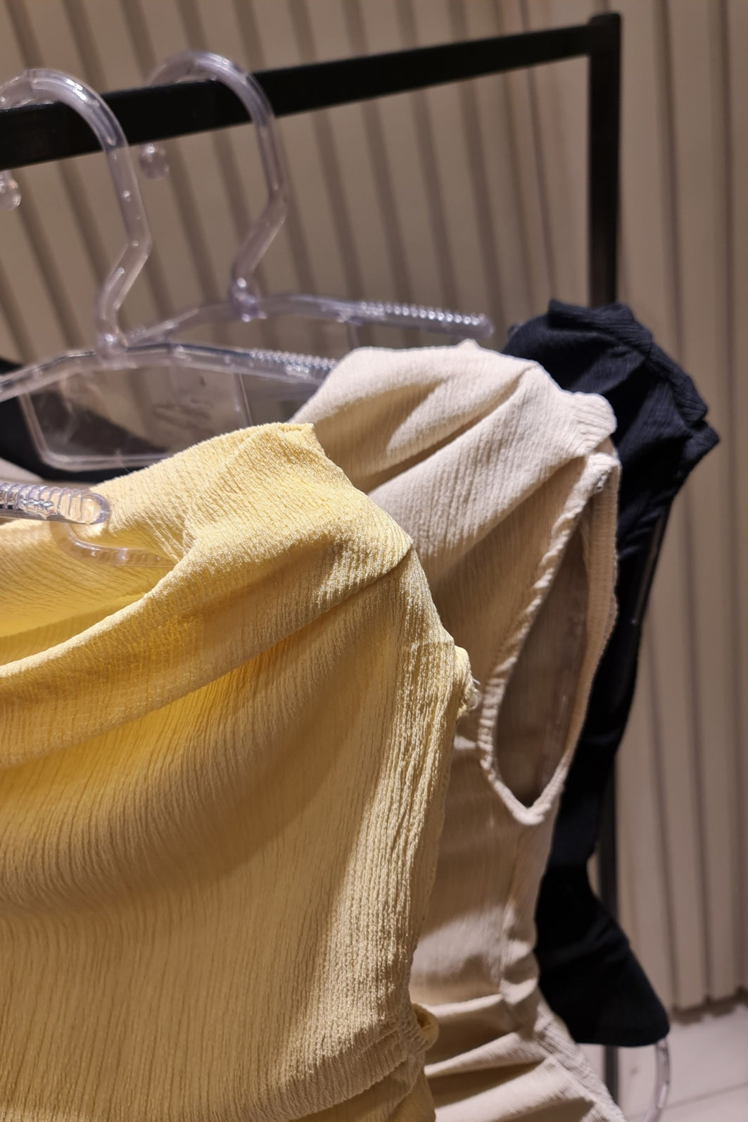 Blusa Assimétrica com Ombro Caído e Pregas  3 Cores Blusa Assimétrica com Ombro Caído e Pregas  3 Cores